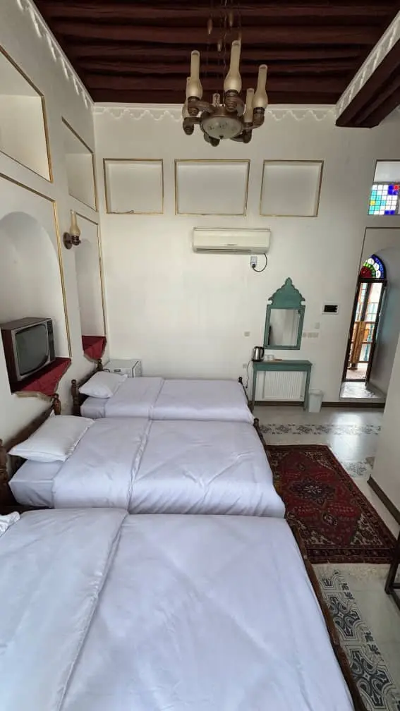 اقامتگاه سنتی سرهنگ - واحد سه تخته سکنچه