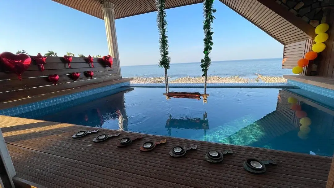 ویلا چهارخوابه ساحلی استخردار آبگرم ماهور