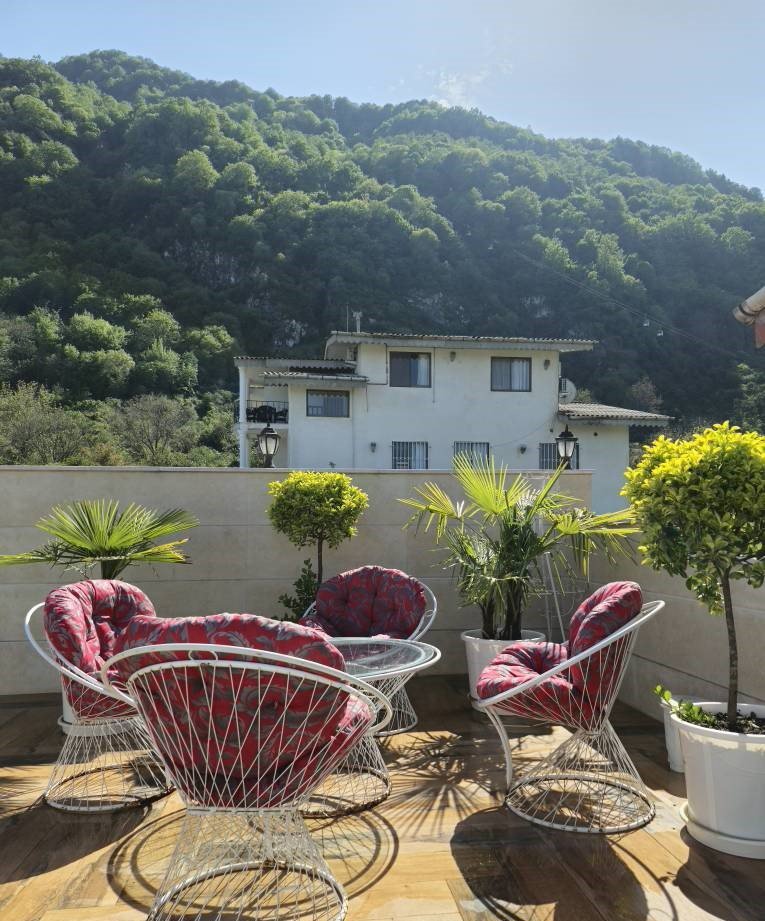 ویلا دوخوابه جنگلی استخردار سفید تمشک