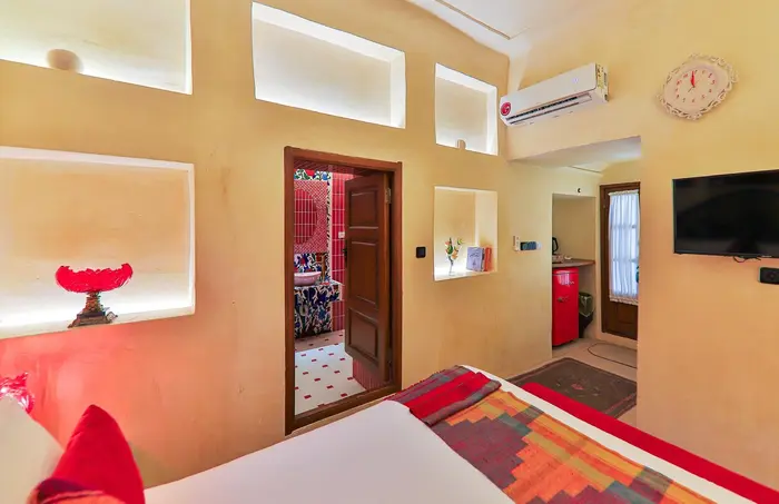 اقامتگاه سنتی صارم الدوله ونوشک - واحد گل سرخی