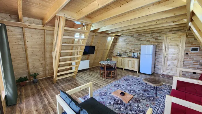 کلبه یک خوابه چوبی نورین - طبقه اول