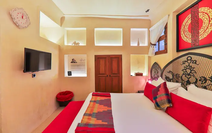 اقامتگاه سنتی صارم الدوله ونوشک - واحد گل سرخی