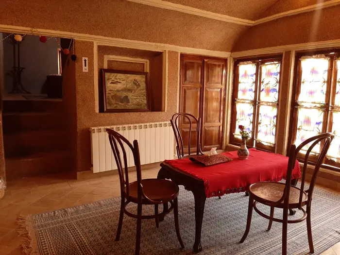 بوم گردی خانه سه نیک - واحد گشتاسب - فضای داخل اتاق