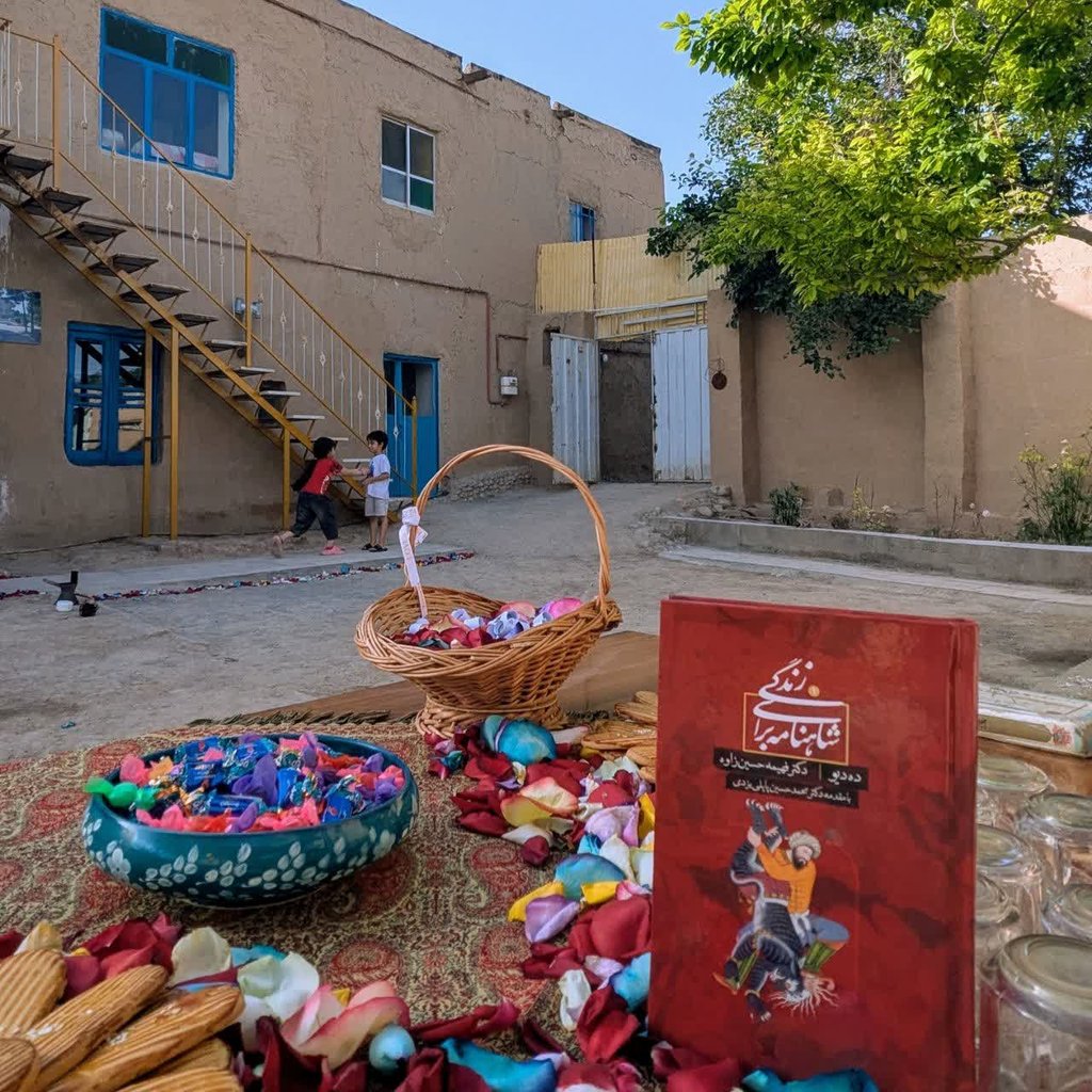 بوم گردی سنتی فردوسی - اتاق صورتی