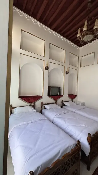 اقامتگاه سنتی سرهنگ - واحد سه تخته سکنچه