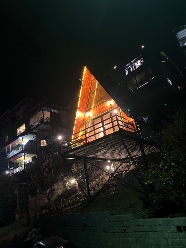 کلبه یک خوابه سوئیسی جنگلی جکوزی دار رجائی