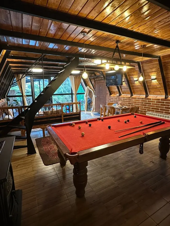 کلبه دوخوابه سوئیسی استخردار کاج