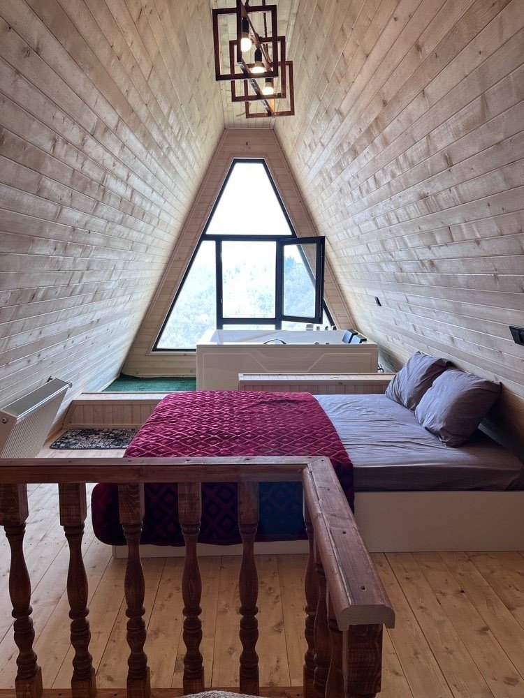 کلبه یک خوابه سوئیسی جنگلی جکوزی دار رجائی