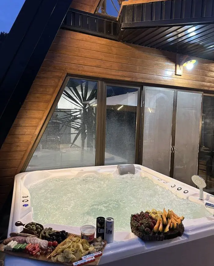 کلبه دوخوابه جنگلی جکوزی دار اوپه