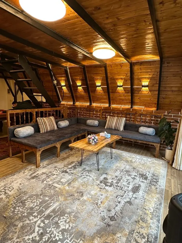 کلبه دوخوابه سوئیسی استخردار کاج