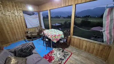 کلبه دوخوابه چوبی مهرگان