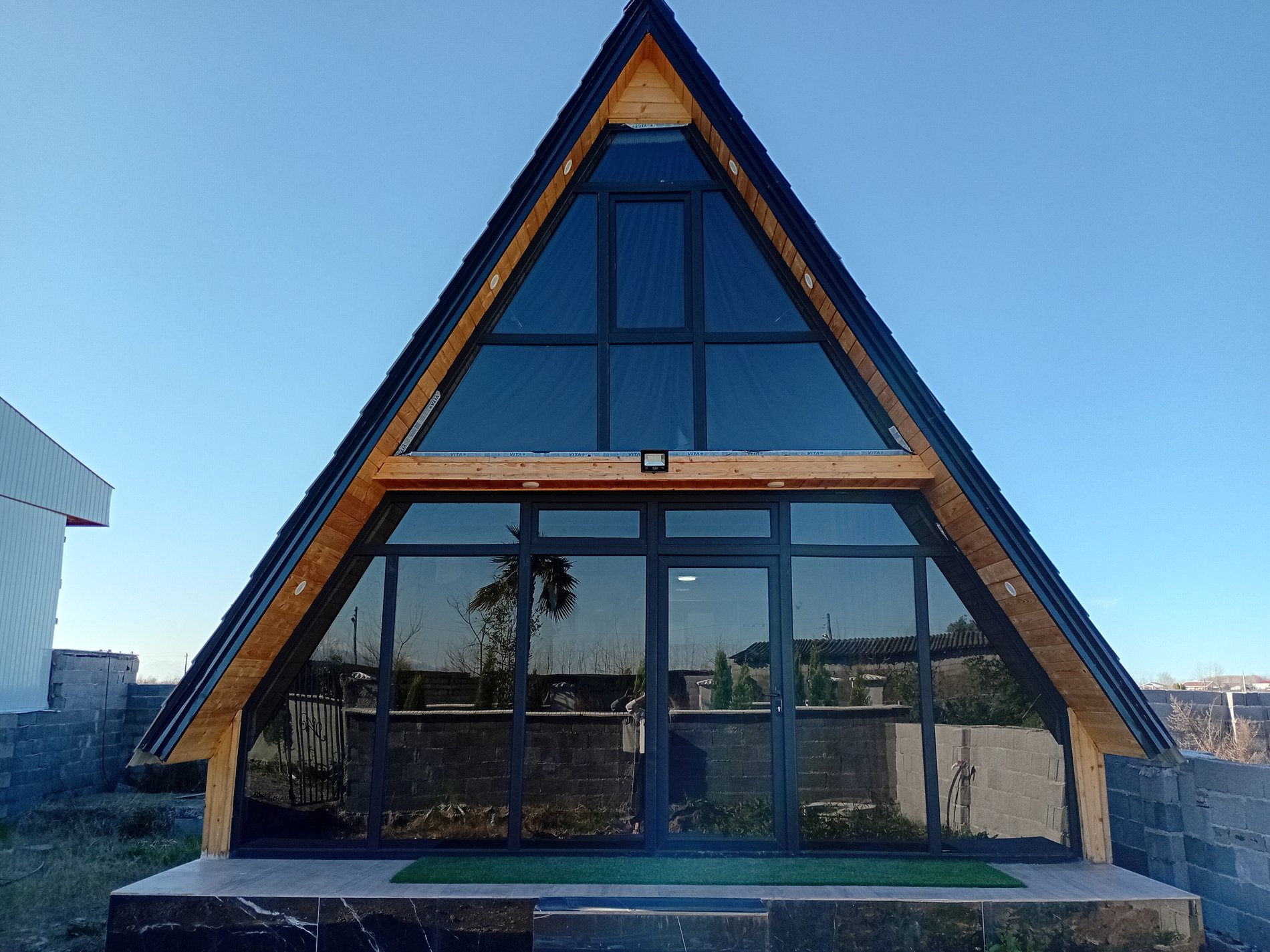 کلبه یک خوابه جکوزی دار سوئیسی شالی