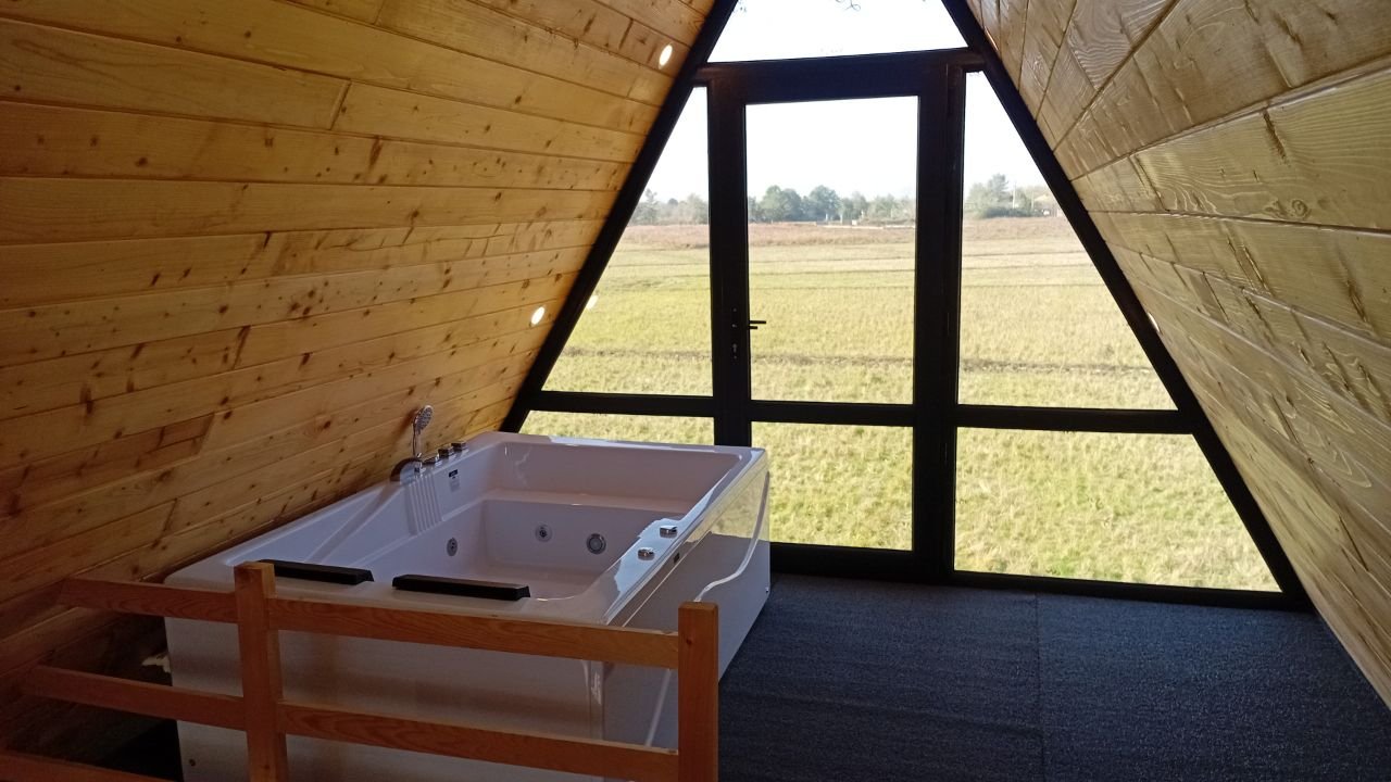 کلبه یک خوابه جکوزی دار سوئیسی شالی