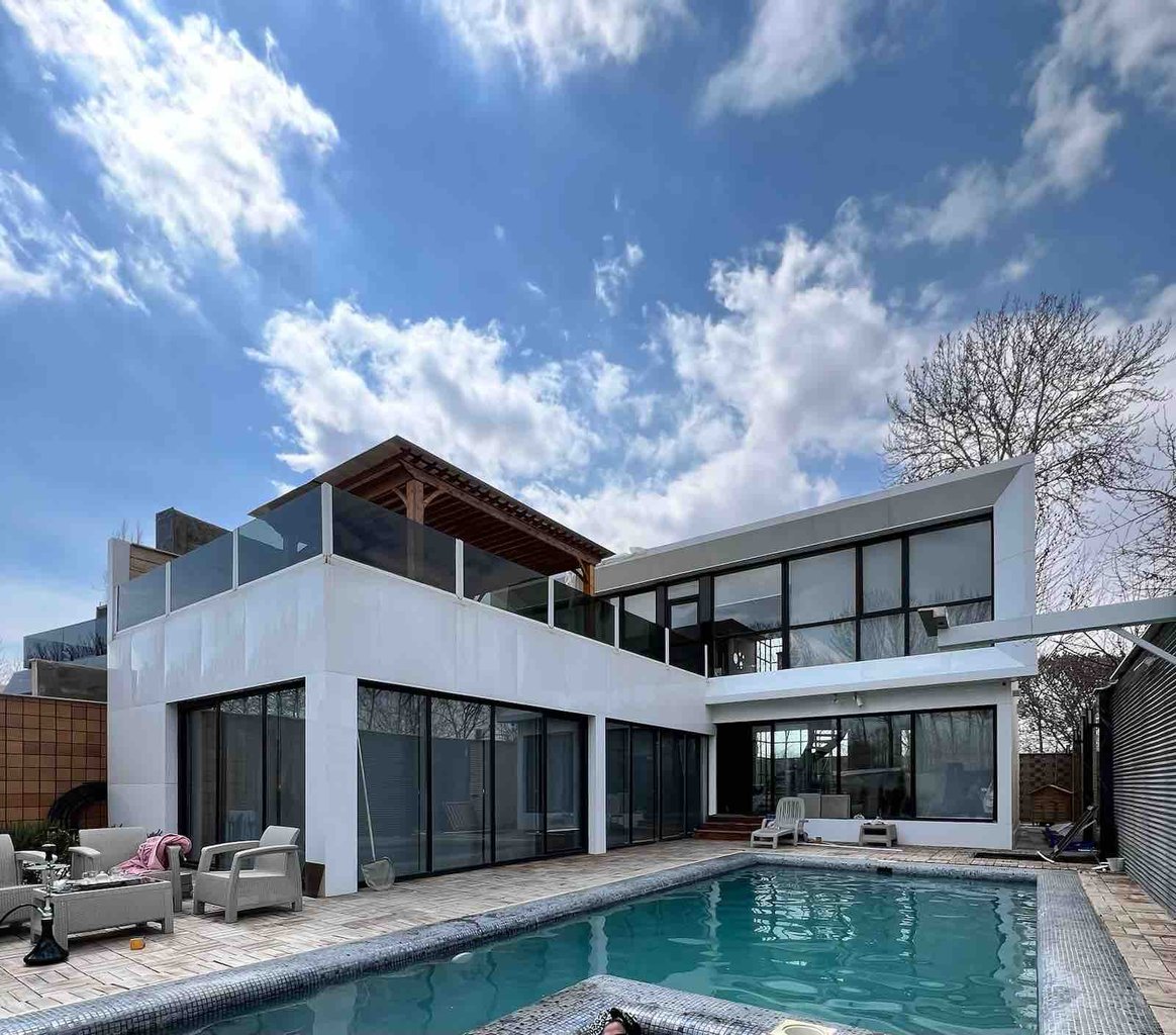 سه خوابه استخردار آبگرم شیشه ای وی