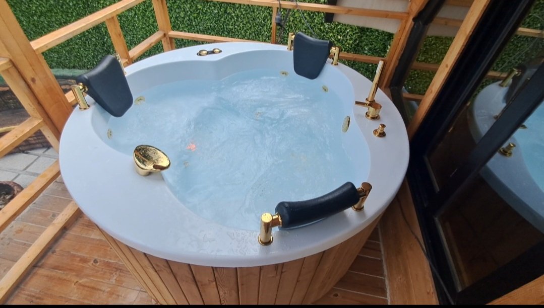 یک خوابه جنگلی سوئیسی جکوزی دار وینا