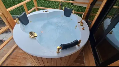 کلبه یک خوابه جنگلی سوئیسی جکوزی دار وینا