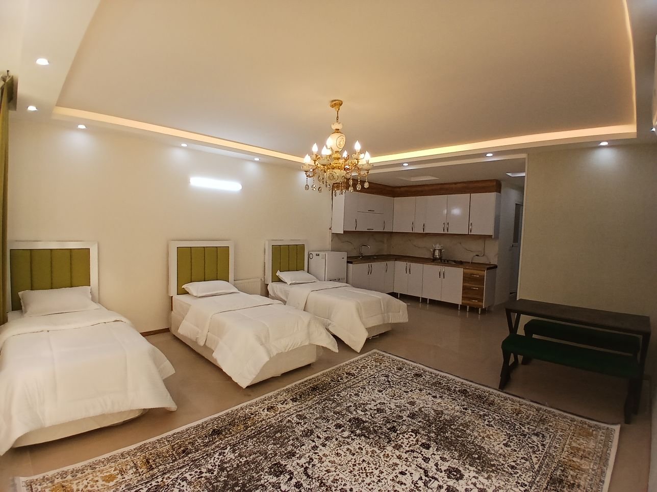 مسافرخانه گوهرشاد - واحد ۵۰۱ - نمای نشیمن و آشپزخانه 