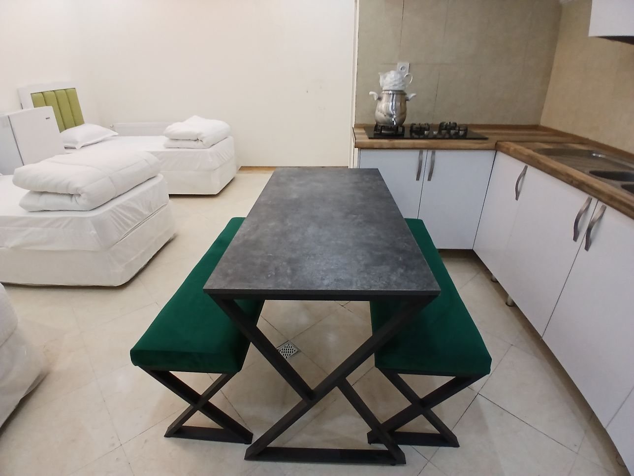 مسافرخانه گوهرشاد - واحد ۱۰۰ - میز ناهار خوری