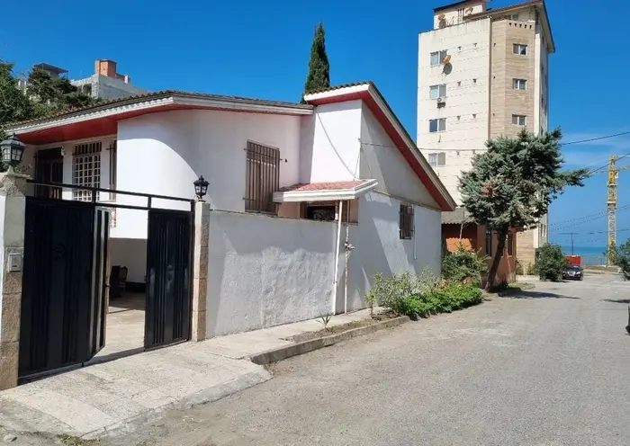 ویلا دوخوابه ساحلی ۴۲ - نمای ویلا و فاصله از دریا