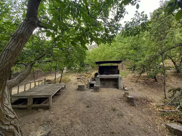 ویلا یک خوابه ارغوان دیزباد - باغ و باربکیو هیزمی