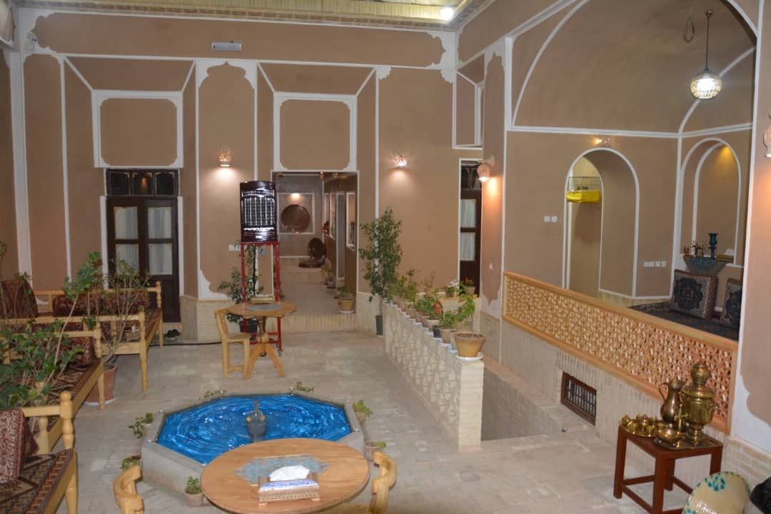 تاج الملوک - واحد نیلوفر