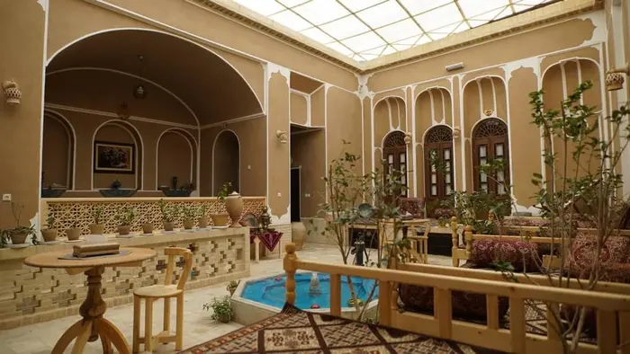 بوم گردی تاج الملوک - واحد شقایق - حیاط 