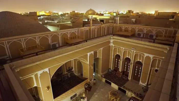 بوم گردی تاج الملوک - واحد شقایق - پشت بام 