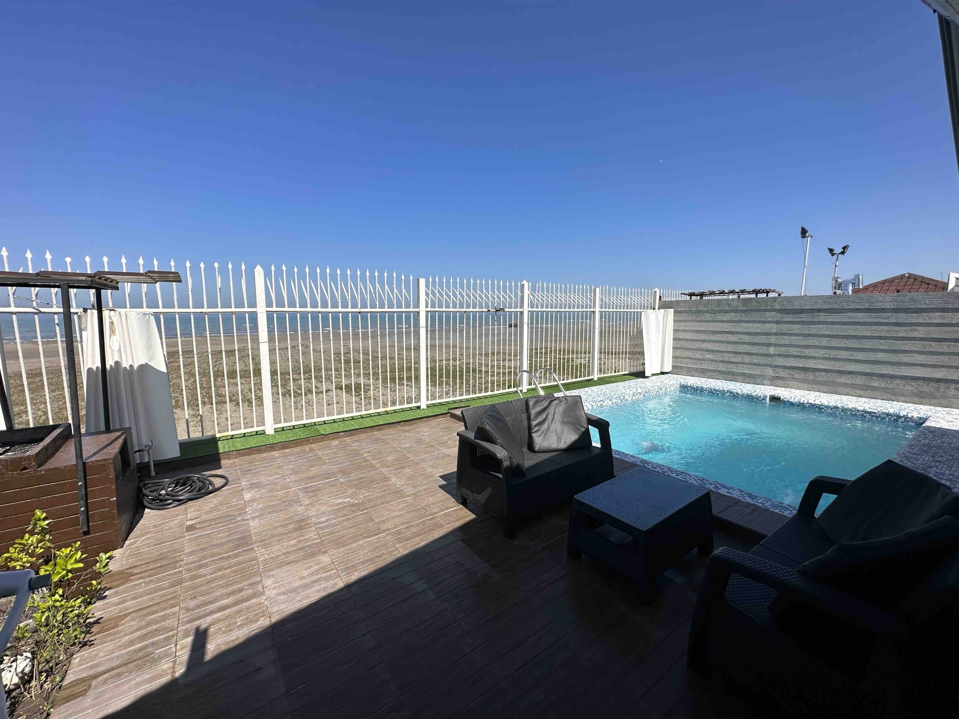 ویلا دوخوابه ساحلی استخردار آبگرم فلامینگو