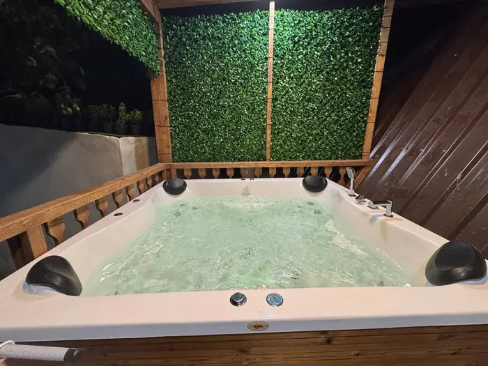 کلبه جکوزی دار دوبلکس دوخوابه سوئیسی طاهر سرا