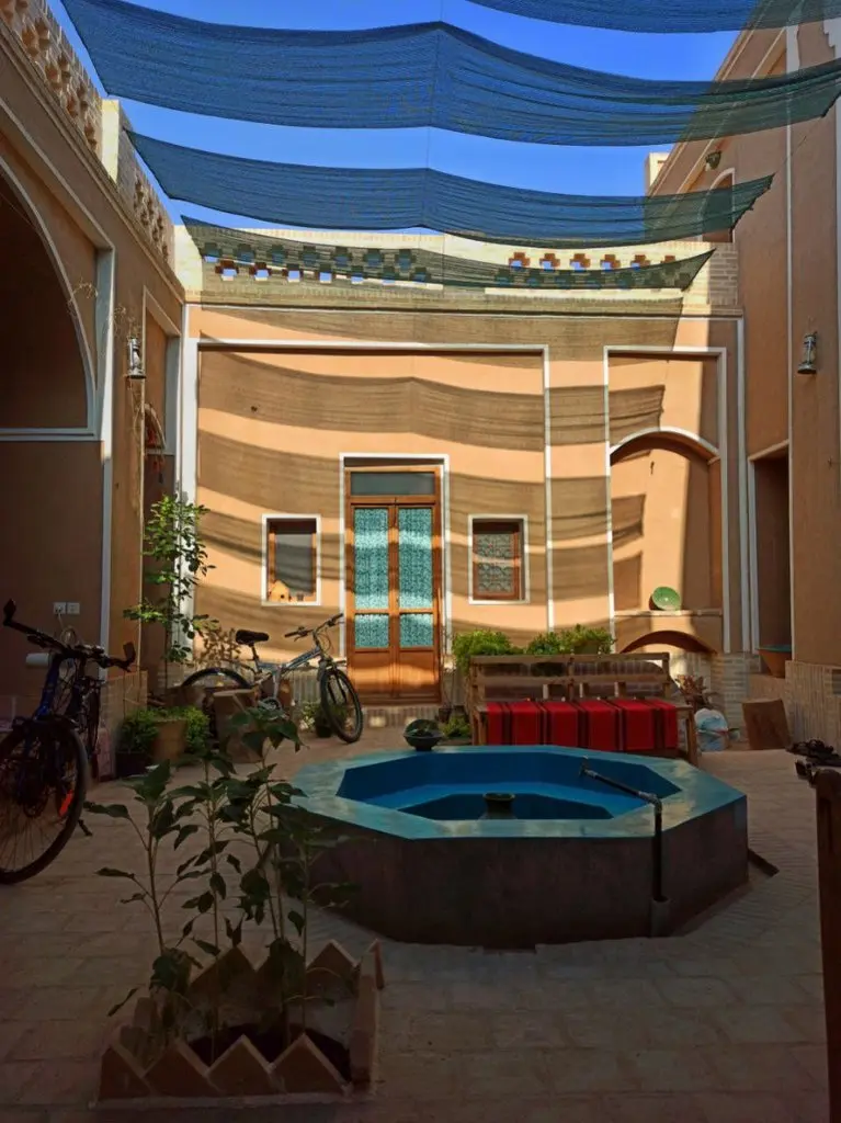 بوم گردی خشت و ماه - واحد ۷ گندم - نمای حیاط