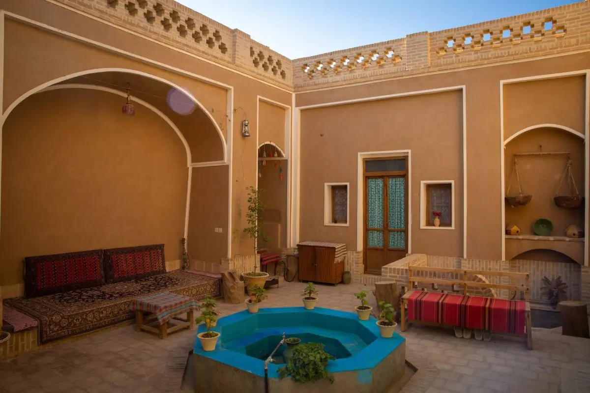 بوم گردی خشت و ماه - واحد ۲ گَوَن - نمای حیاط