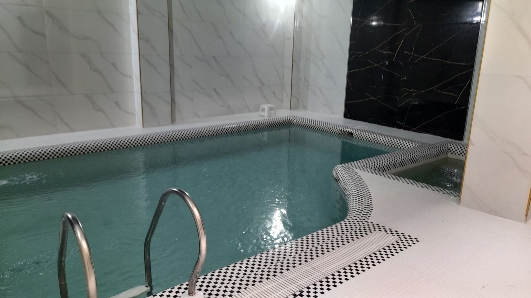 ویلا استخردار آبگرم سه خوابه کلاسیک