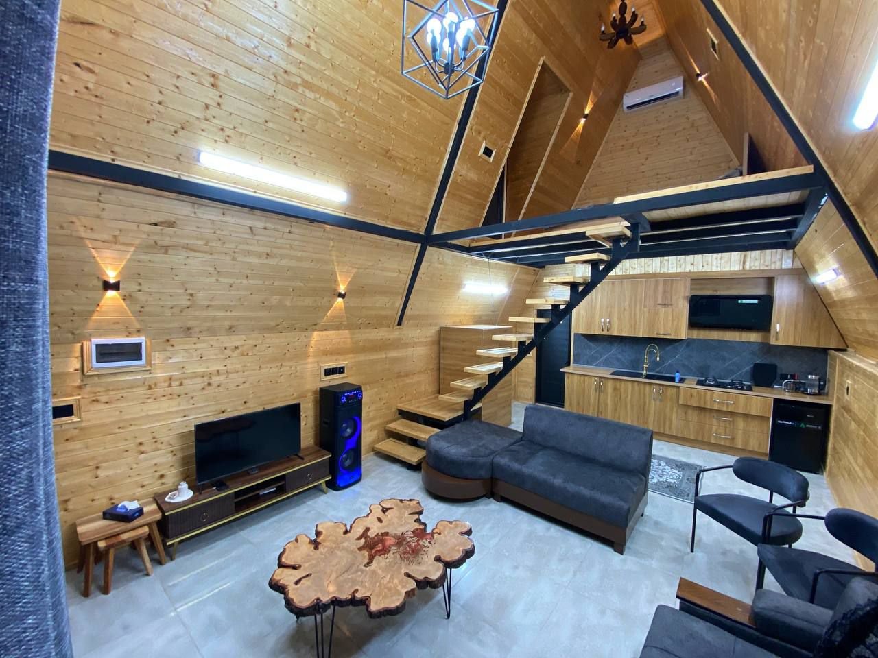 کلبه یک خوابه سوئیسی استخردار آبگرم راش - پذیرایی کلبه