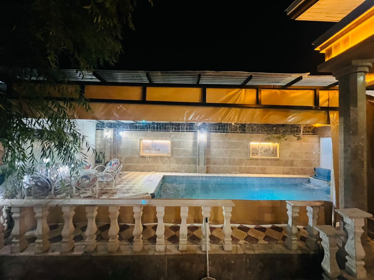 دوخوابه استخردار آبگرم باغ آراز