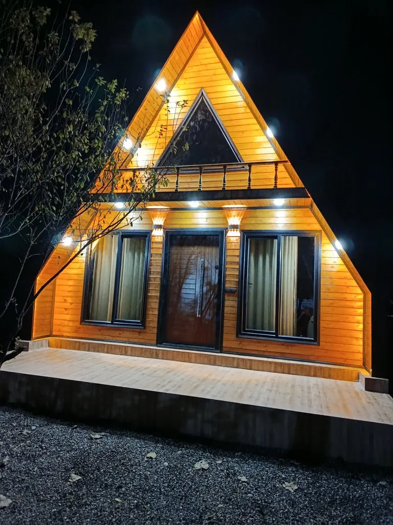 کلبه یک خوابه سوئیسی باغ سبز