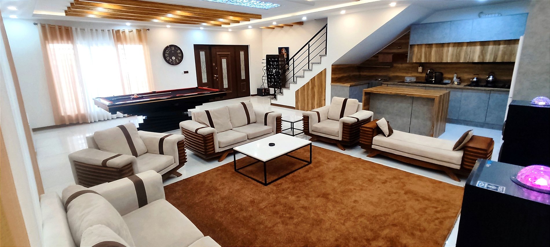 سه خوابه استخردار آبگرم سورنا - سالن پذیرایی