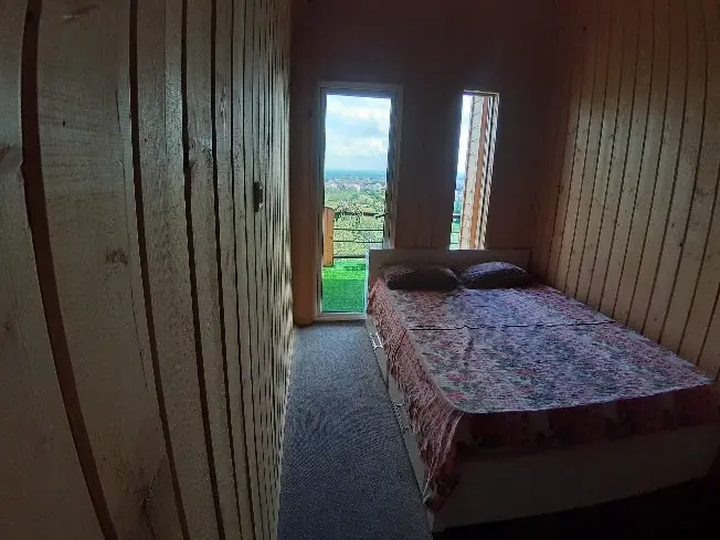 کلبه یک خوابه چوبی بام سبز 3