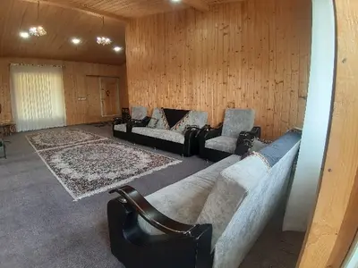 کلبه یک خوابه چوبی بام سبز 3