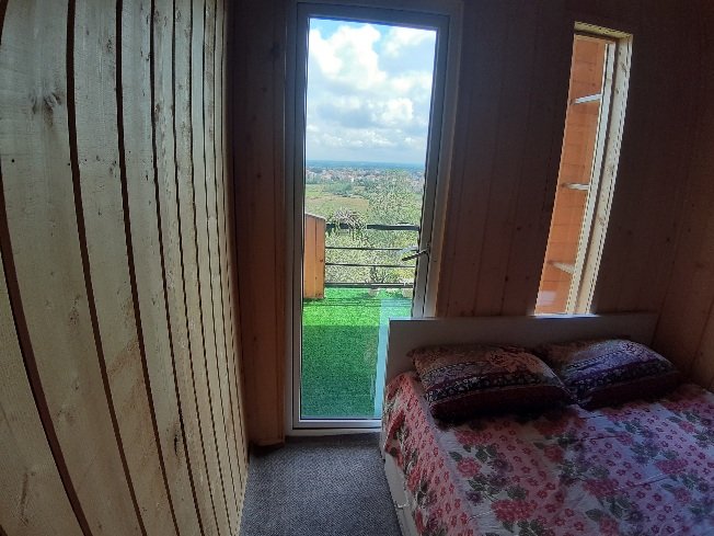 کلبه یک خوابه چوبی بام سبز 3