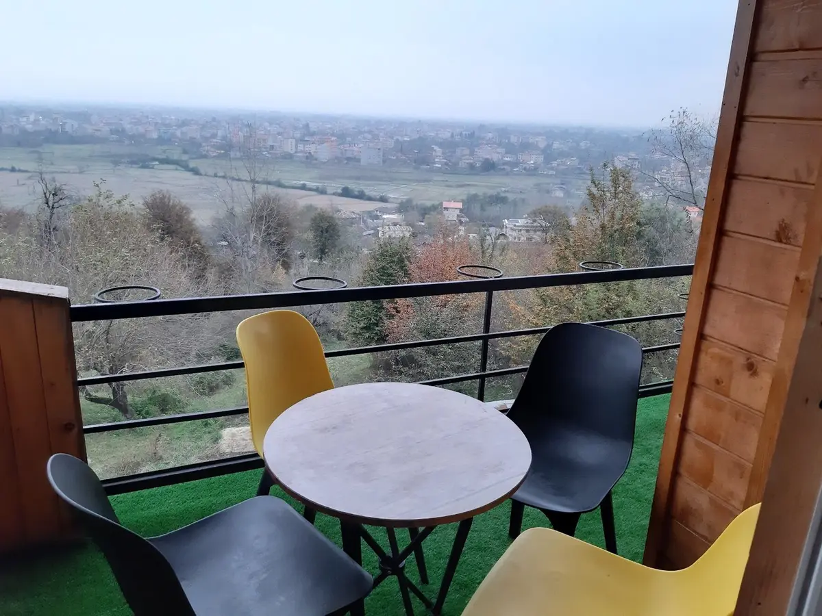 کلبه یک خوابه چوبی بام سبز 3