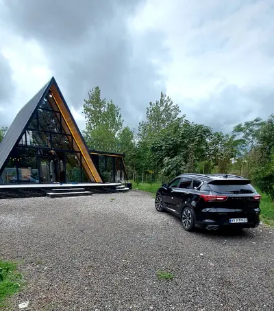 کلبه دوخوابه سوئیسی رویایی