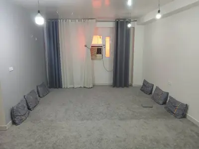 آپارتمان یک خوابه شهری درخت سبز