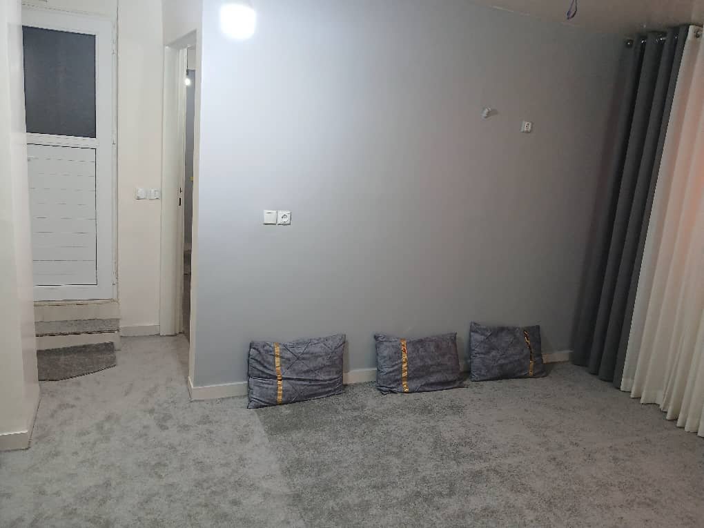 یک خوابه شهری درخت سبز