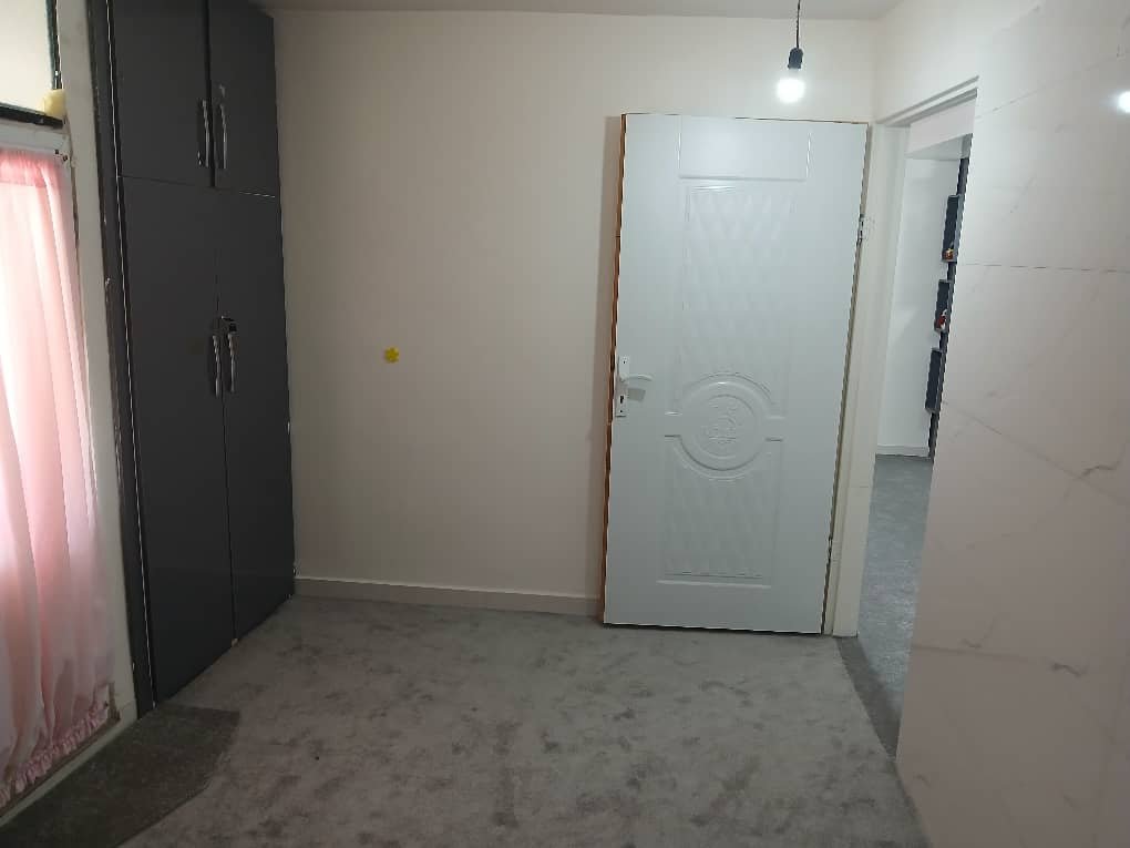 یک خوابه شهری درخت سبز