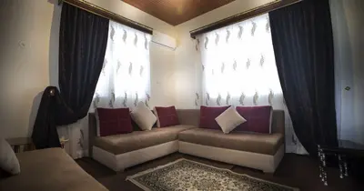 کلبه یک خوابه روستایی دو درخت