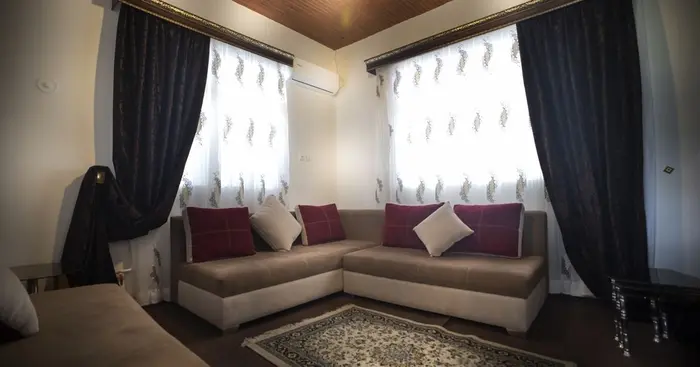 کلبه یک خوابه روستایی دو درخت