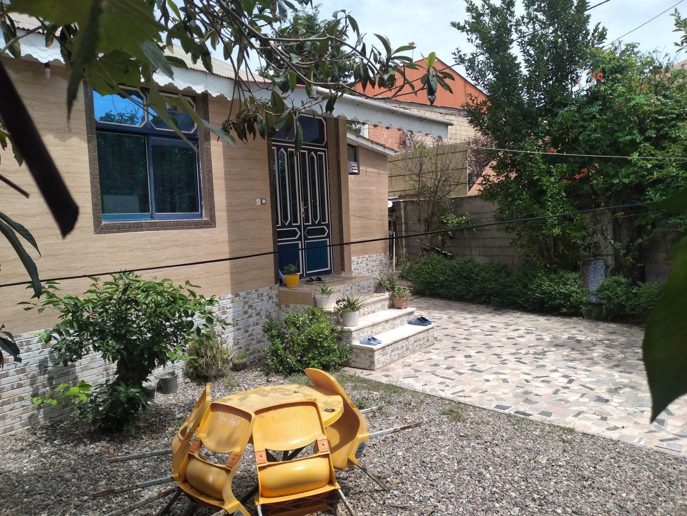 ویلا دوخوابه روستایی استخردار آبگرم پامسار - حیاط بزرک برای شش پارکینگ دور دیوار دربست ۳۵۰متری 