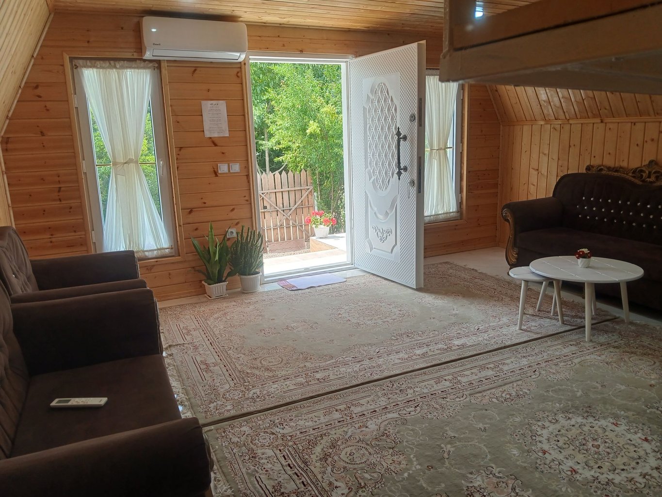 کلبه دوخوابه سوئیسی زیبا