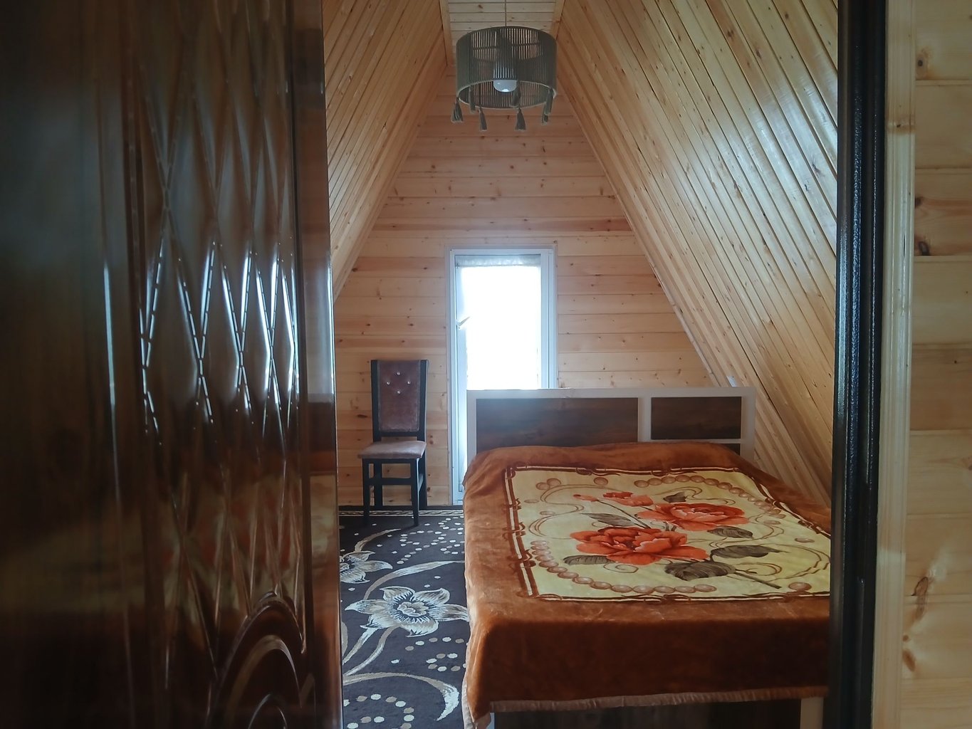 کلبه دوخوابه سوئیسی زیبا