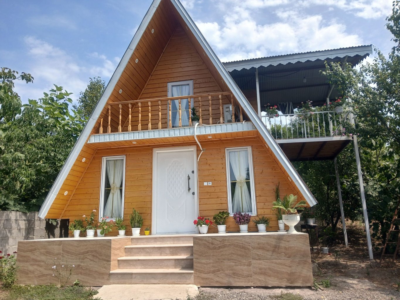 کلبه دوخوابه سوئیسی زیبا